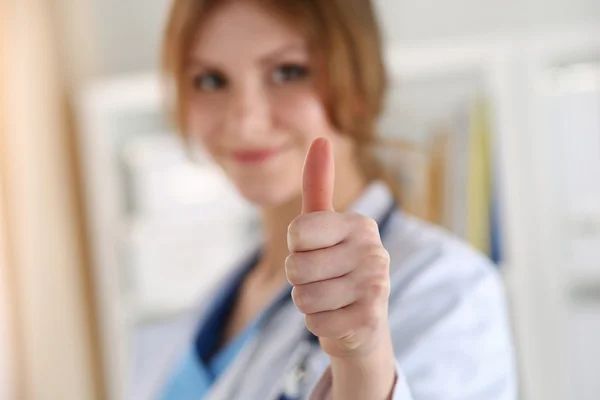 Доктор показывает знак ОК с большим пальцем вверх — стоковое фото
