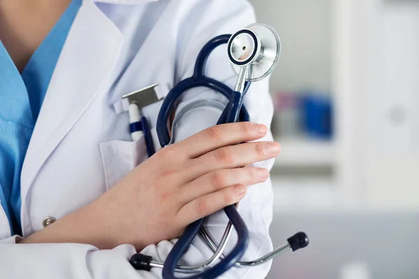 Closeup of female medicine therapeutist doctor standing with han — Stock Photo, Image