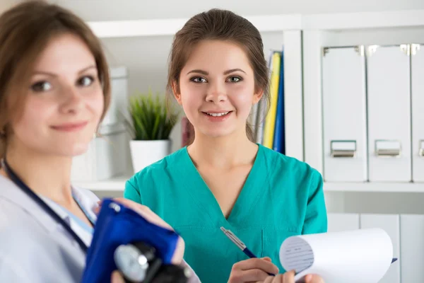 Onların ofisinde çalışan iki güzel kadın tıp doktor — Stok fotoğraf