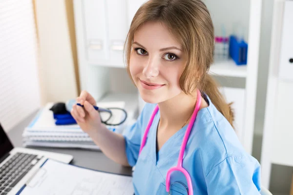 Portrait de médecin en médecine féminine travaillant à son bureau — Photo