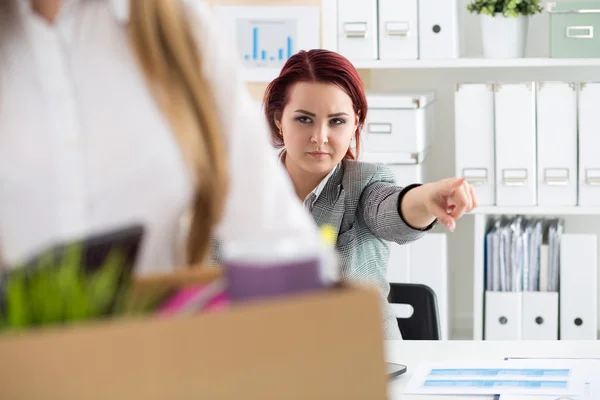 Chefe despedir um empregado — Fotografia de Stock