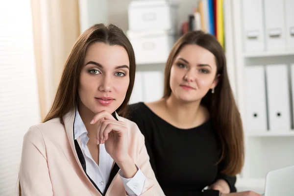 Zwei junge Unternehmerinnen arbeiten in ihrem Büro. — Stockfoto