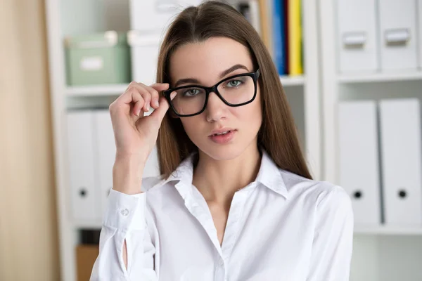Bella studentessa intelligente o donna d'affari adatta i suoi occhiali — Foto Stock