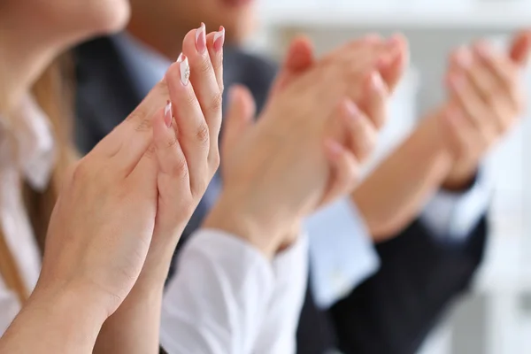 Vista de cerca del seminario de negocios oyentes aplaudiendo de la mano — Foto de Stock