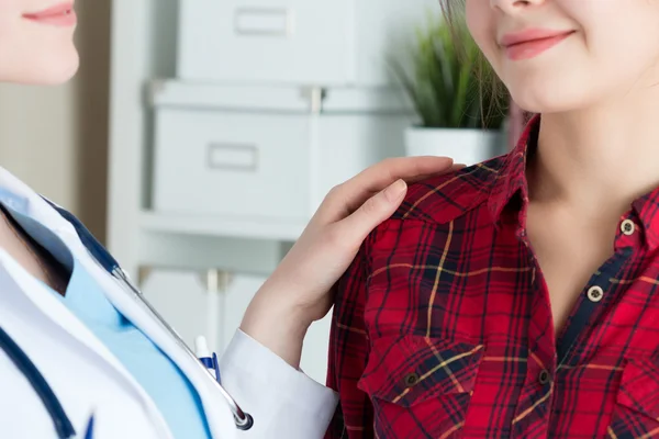 Amistosa mujer médico tocando paciente hombro diciendo bueno ne — Foto de Stock