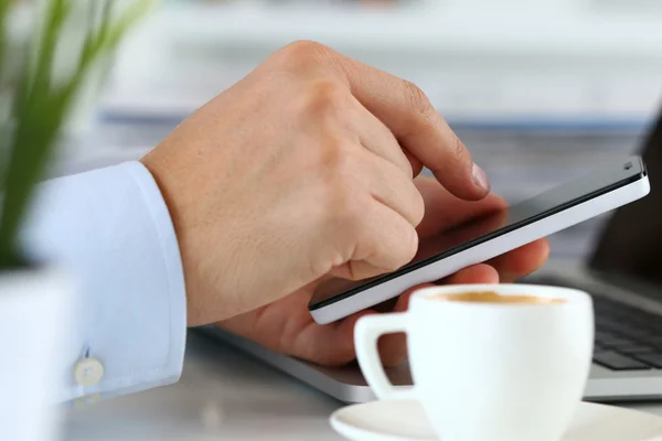 Nahaufnahme von Geschäftsleuten, die ihr Smartphone in Händen halten — Stockfoto