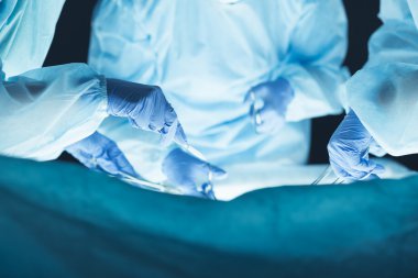 Tıbbi ekip operasyon yapıyor.