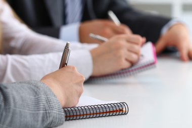 Öğrenciler veya içecek yazma iş adamları el görünümünü kapat