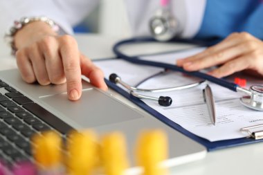 Kadın tıp doktorları eller in hasta m doldurma yakından görünümü