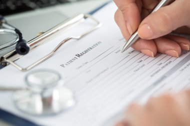 Kadın tıp doktorları eller in hasta m doldurma yakından görünümü