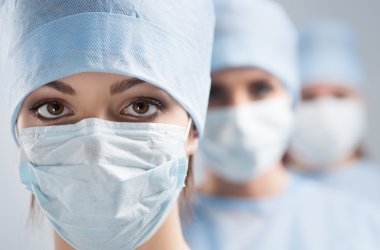 Genç kadın cerrah doktorun yakın çekim portresi