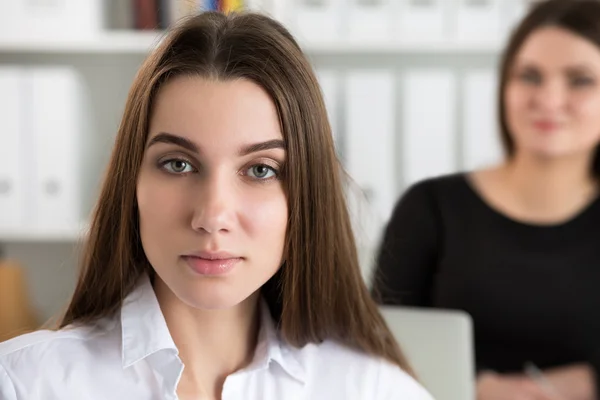 Två unga affärskvinna som arbetar på sitt kontor. — Stockfoto