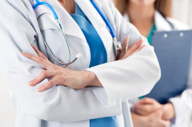 Kolları çapraz duran iki doktorun yakından görünümü