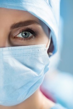 Koruyucu maskeyle cerrah doktor portresi kapatın