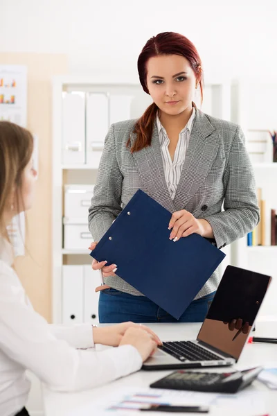 Auditor ready to check financial documentation — Stock Photo, Image