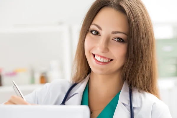 A mosolygó női orvos portréja a munkahelyen — Stock Fotó