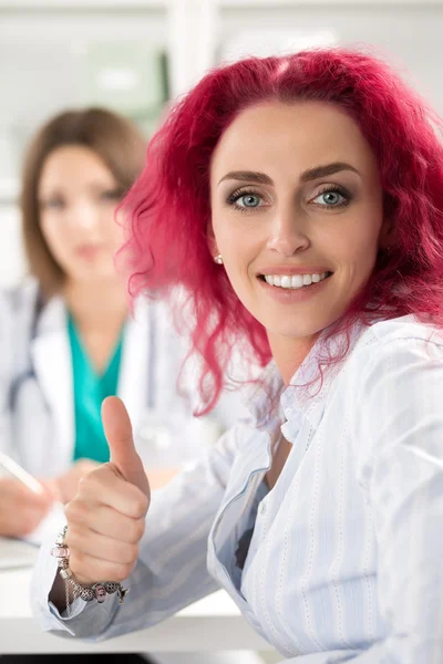 Mujer sonriente mostrando el pulgar hacia arriba — Foto de Stock