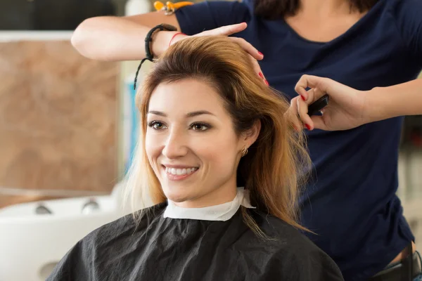 Femme coiffeuse et cliente décidant quelle coupe de cheveux faire — Photo