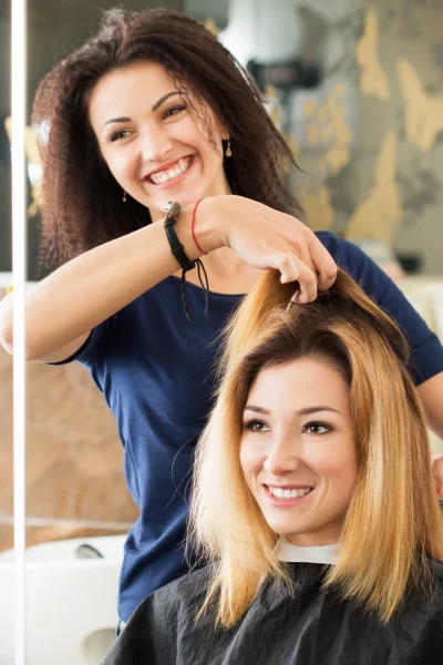 Femme coiffeuse et cliente décidant quelle coupe de cheveux faire — Photo