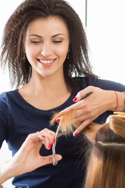 Sonriente peluquera mujer corte consejos de pelo cliente — Foto de Stock