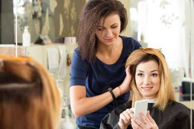 Gülümseyen istemci onun Kuaför newt saç kesimi gösterilen