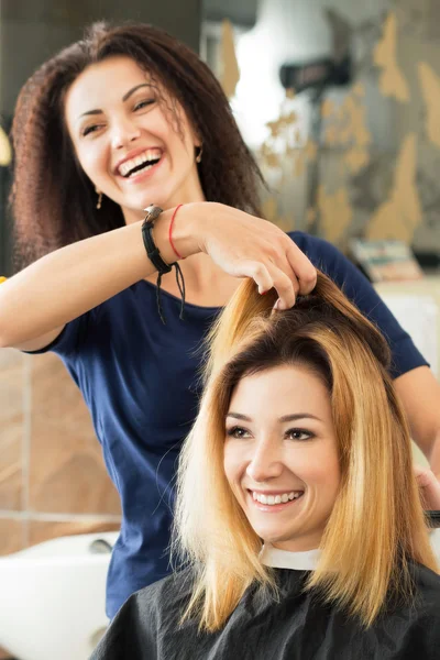 Peluquería y cliente decidiendo qué corte de pelo hacer — Foto de Stock