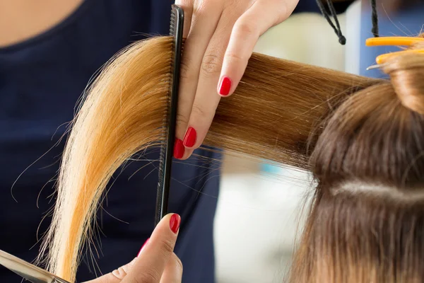 Vista de cerca de las manos de peluquero femenino cortar puntas de pelo — Foto de Stock