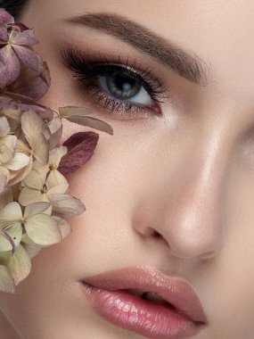 Genç ve güzel bir kadının yakın plan portresi.