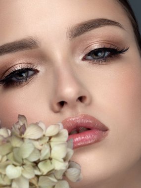 Genç ve güzel bir kadının yakın plan portresi.