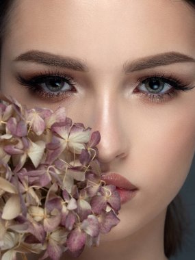 Genç ve güzel bir kadının yakın plan portresi.