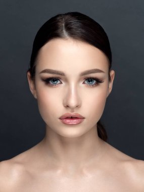 Genç ve güzel bir kadının portresi