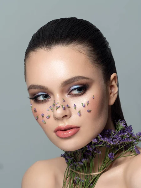 Porträt einer schönen Frau mit modischem Make-up — Stockfoto