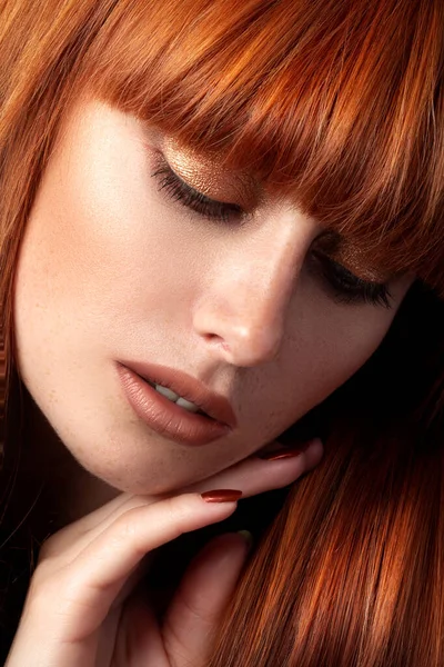 Closeup beauty portrait of young redhead woman — Stockfoto