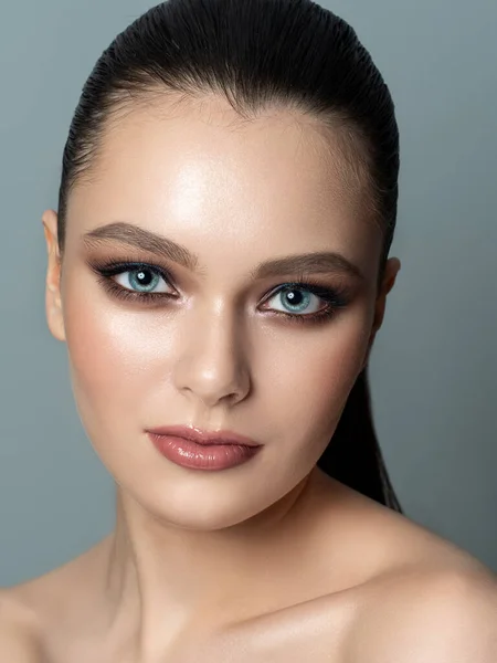 Porträt einer jungen Frau mit schönem Make-up — Stockfoto