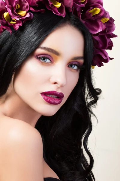 Beauty portrait of young pretty brunette girl — Stock Photo, Image