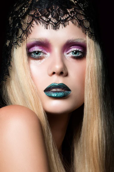 Modeporträt einer jungen Frau mit blauen Lippen und feuchtem Lidstrich-Make-up — Stockfoto