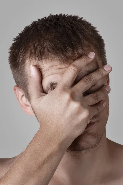 Человек, делающий лицевую эпиляцию — стоковое фото