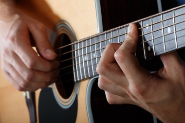 adam şarkı akustik gitar performans