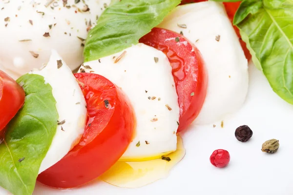 Ensalada Caprese. Mozzarella, tomates y hojas de albahaca — Foto de Stock