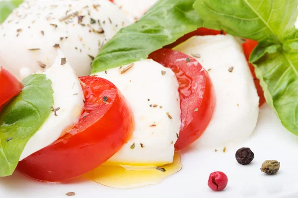 Ensalada Caprese. Mozzarella, tomates y hojas de albahaca —  Fotos de Stock