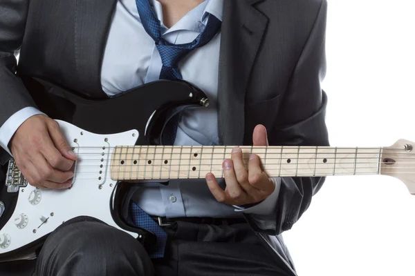 Uomo in giacca e cravatta suonare la chitarra elettrica isolato su bianco — Foto Stock