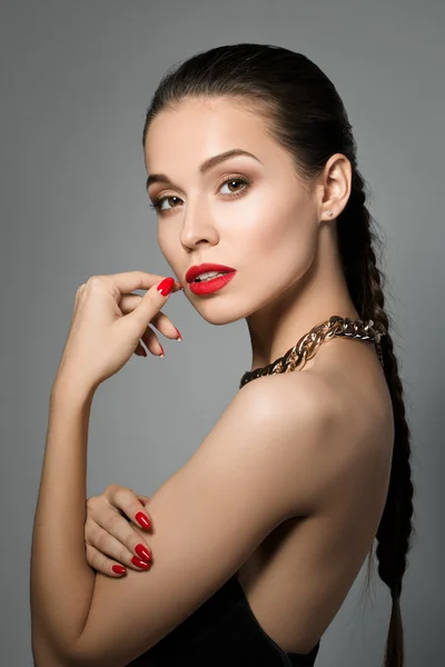 Portrait of young beautiful brunet woman — Stock Photo, Image