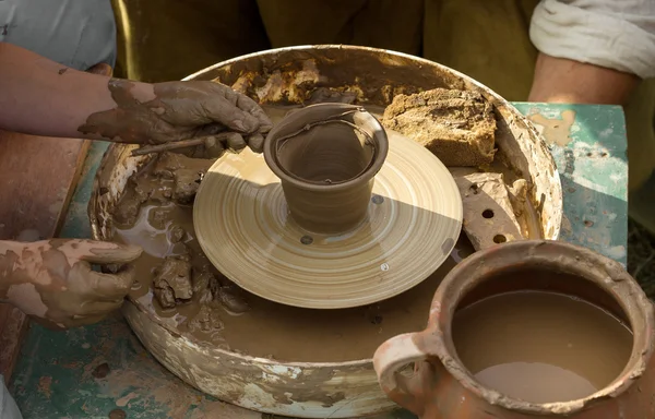 创建进程的陶器 — 图库照片