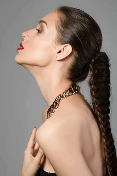 Portrét mladé ženy krásné brunet — Stock fotografie