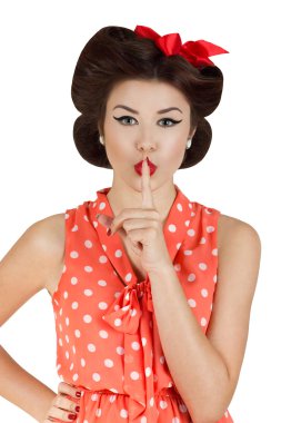 Pin-up tarzı kız dudaklarında parmak