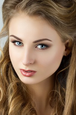 Genç bir kadının güzel portresi