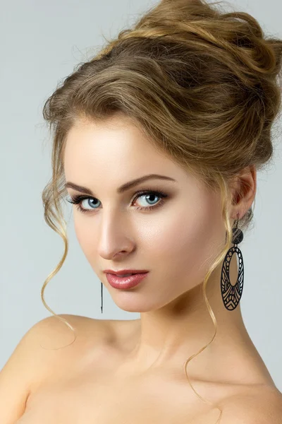 Beauty portrait of young woman — Stock Photo, Image