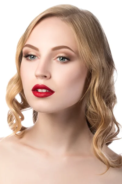 Portret van jonge mooie blonde vrouw met rode lippen — Stockfoto