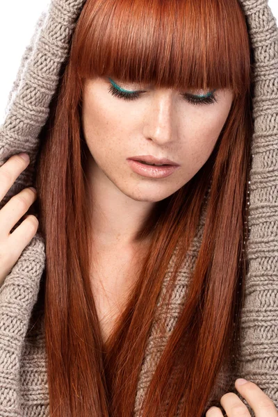 Ritratto di bella ragazza dai capelli rossi con lentiggini che indossa sciarpa — Foto Stock