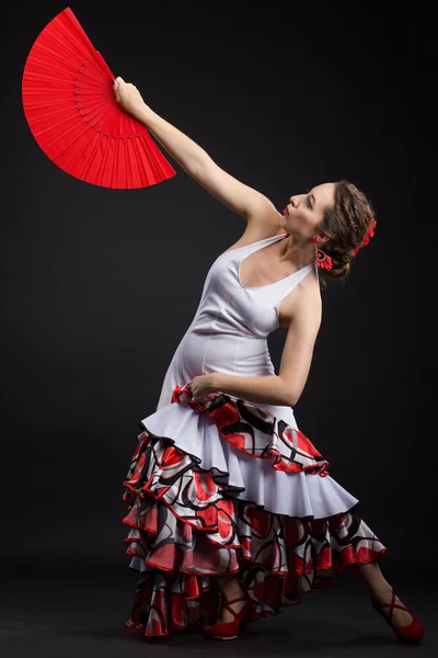 Jeune femme espagnole dansant le flamenco sur noir — Photo